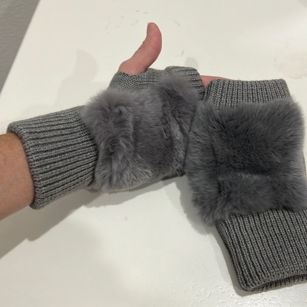 Never worn grey knit gloves for hands with grey rabbit adornment… perfect!